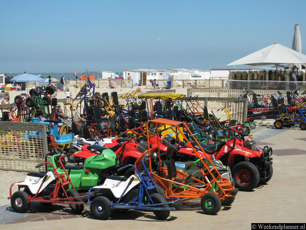 Aan de Zeedijk kun je op veel plaatsen skelters huren.